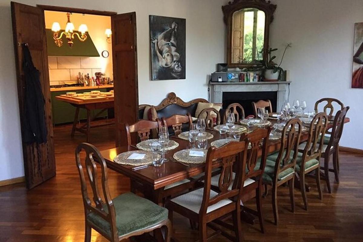 uma sala de jantar com uma mesa com taças de vinho sobre ela
