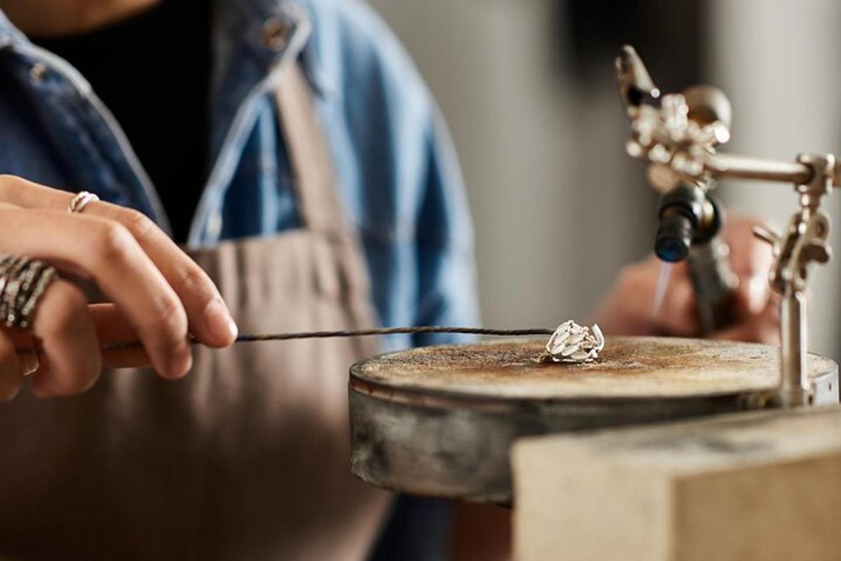 una persona tiene in mano un anello su un tavolo