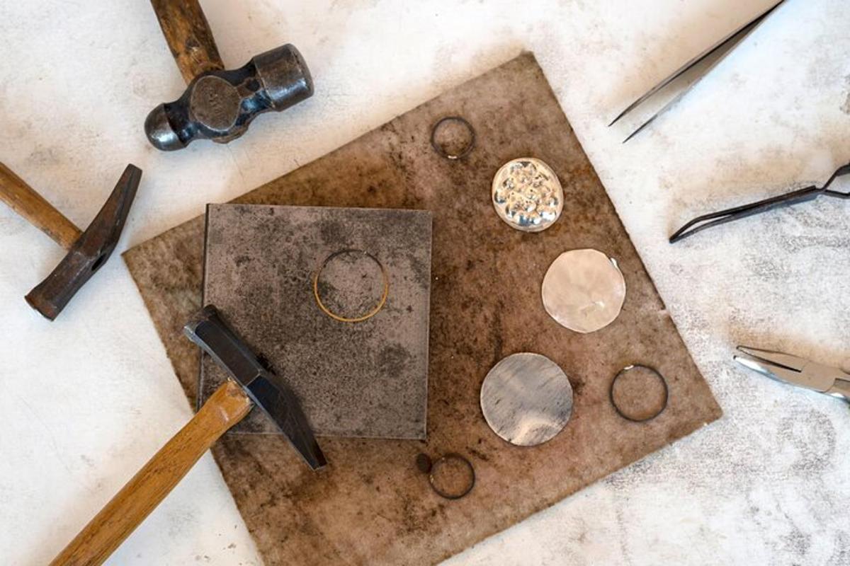 una pila di oggetti metallici sopra un tavolo