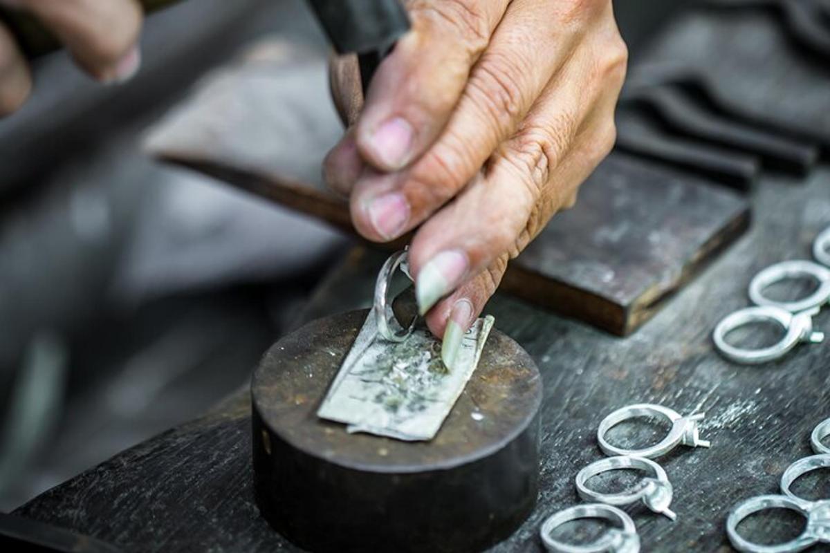 una persona che taglia un pezzo di legno con uno strumento