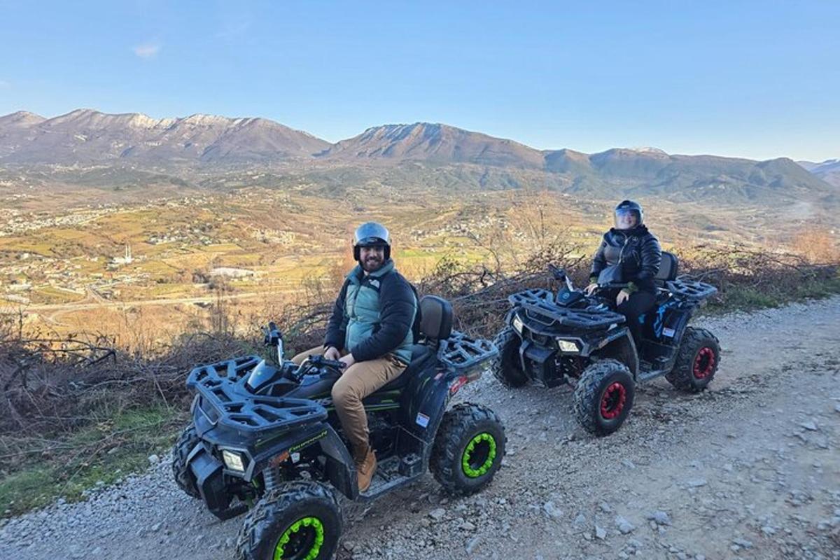 due uomini seduti su quad su una strada sterrata