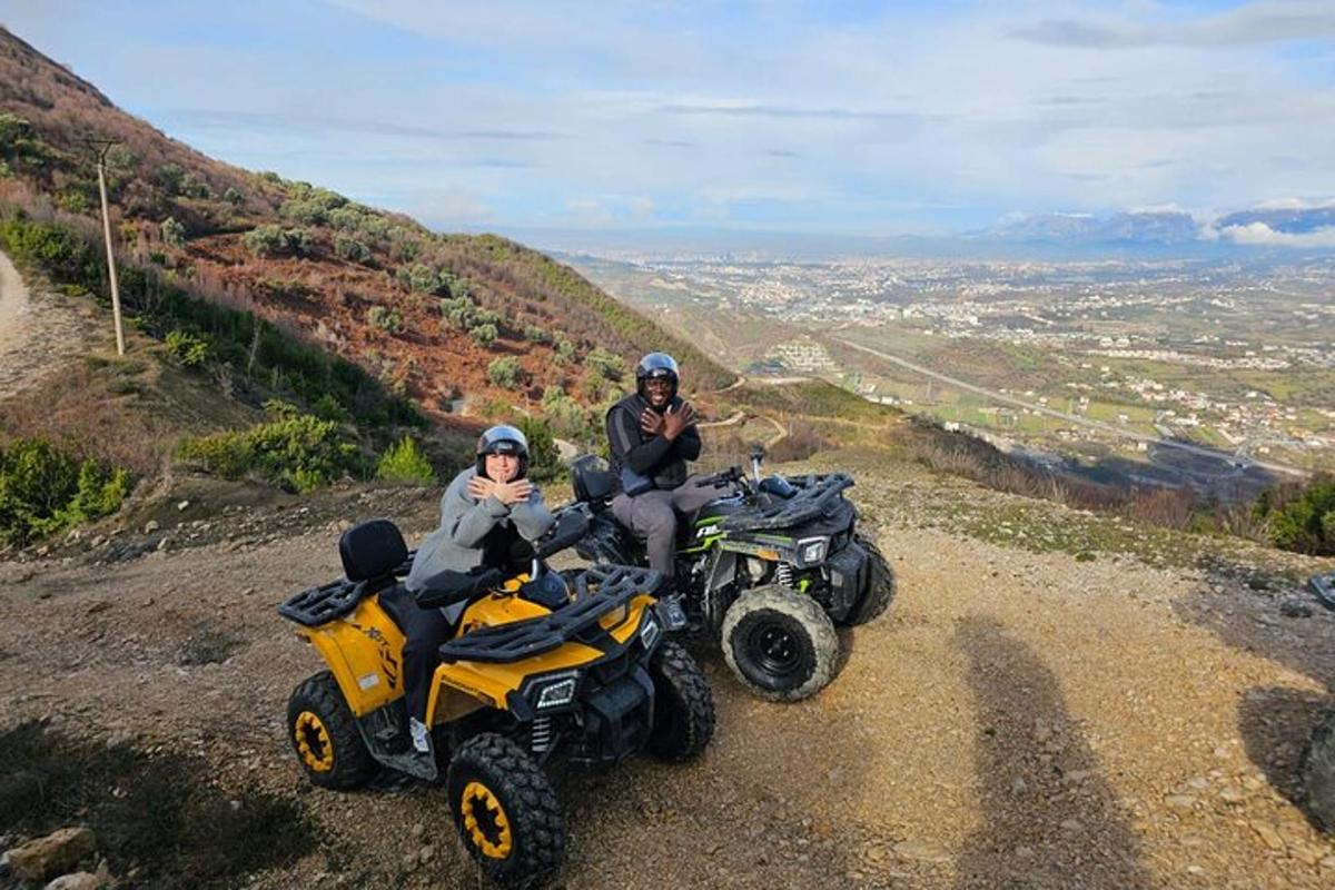 due persone sono sedute su dei quad su una collina