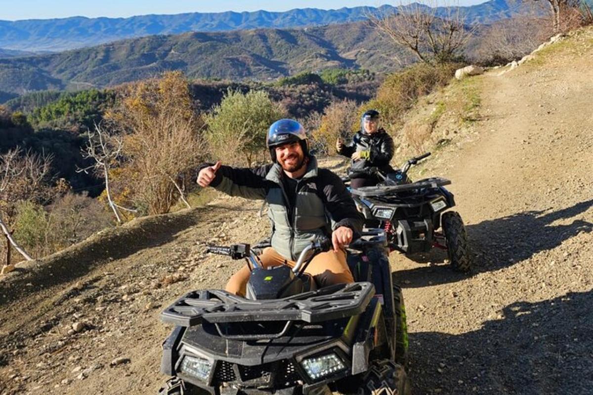 due persone su quad su una strada sterrata