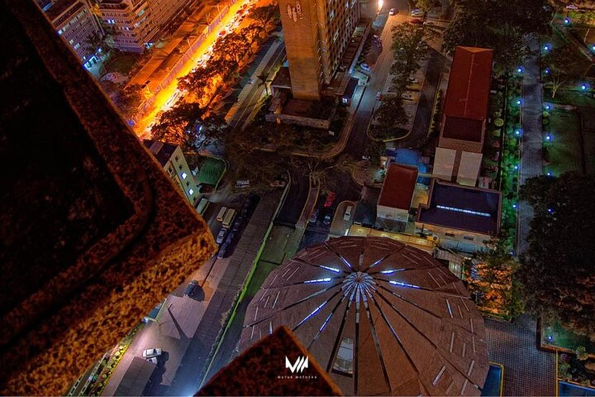 una vista dall'alto di una città di notte con un ombrello