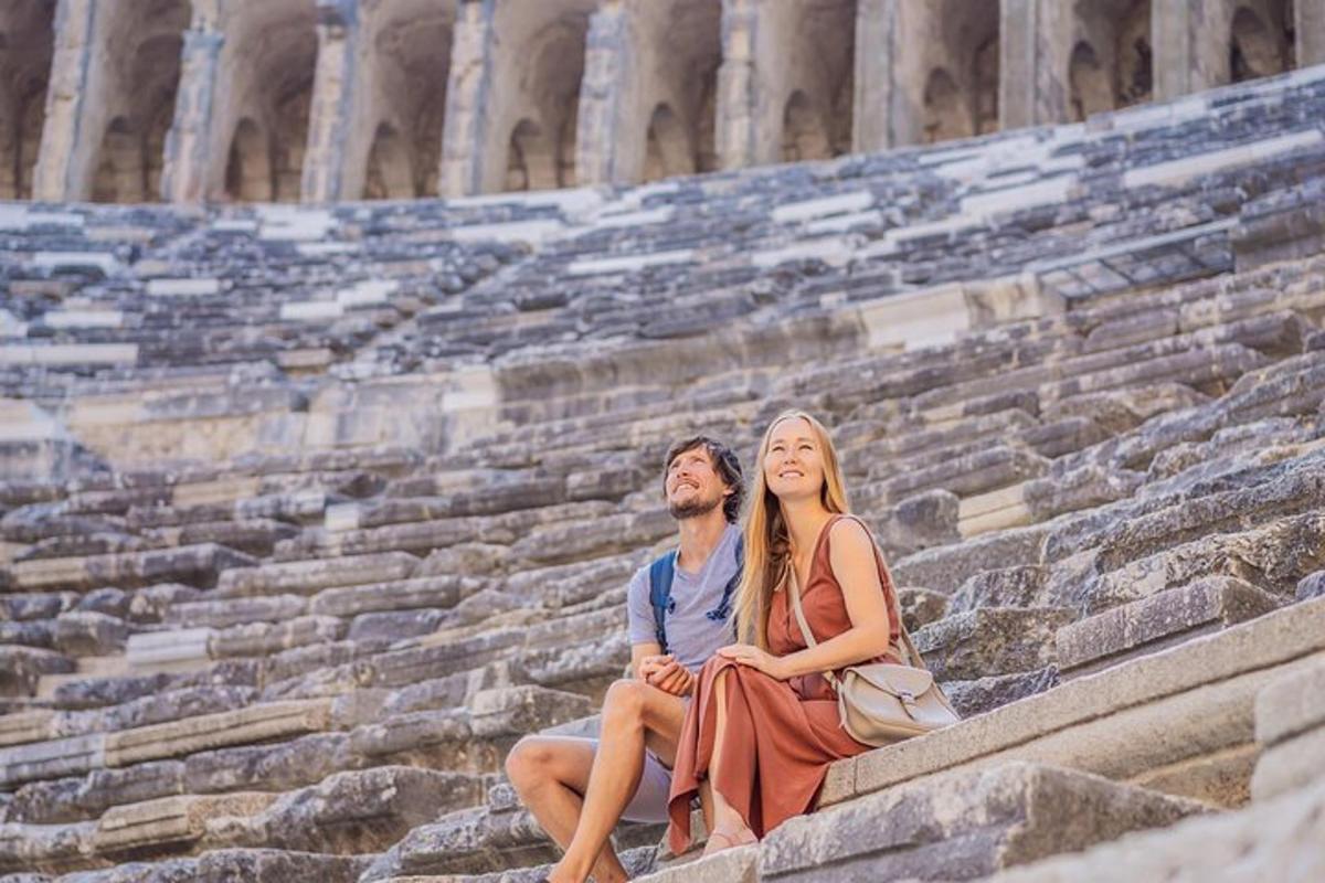 un uomo e una donna seduti su un anfiteatro