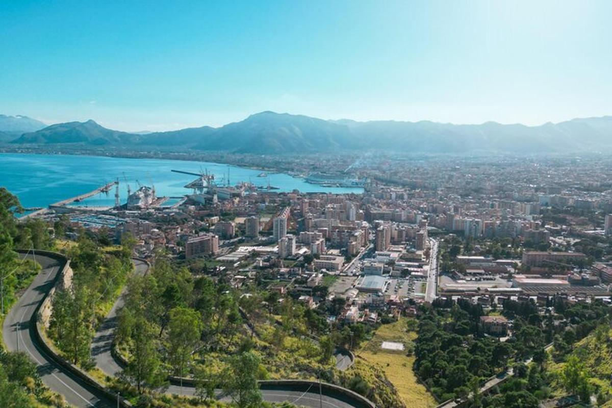 uma vista aérea de uma cidade próxima à água