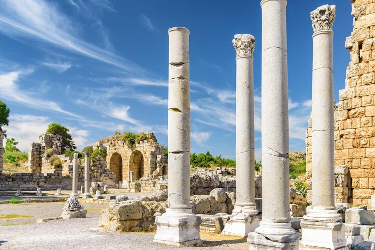 un gruppo di colonne tra le rovine di un edificio