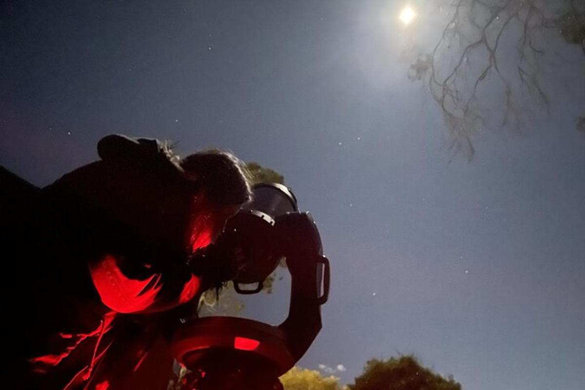 seseorang yang memegang lampu isyarat merah