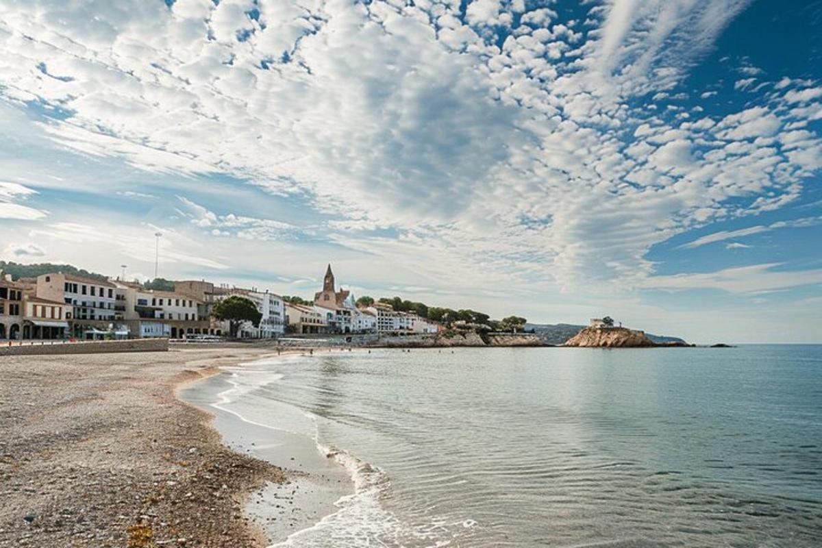 uma vista de uma praia com céu nublado