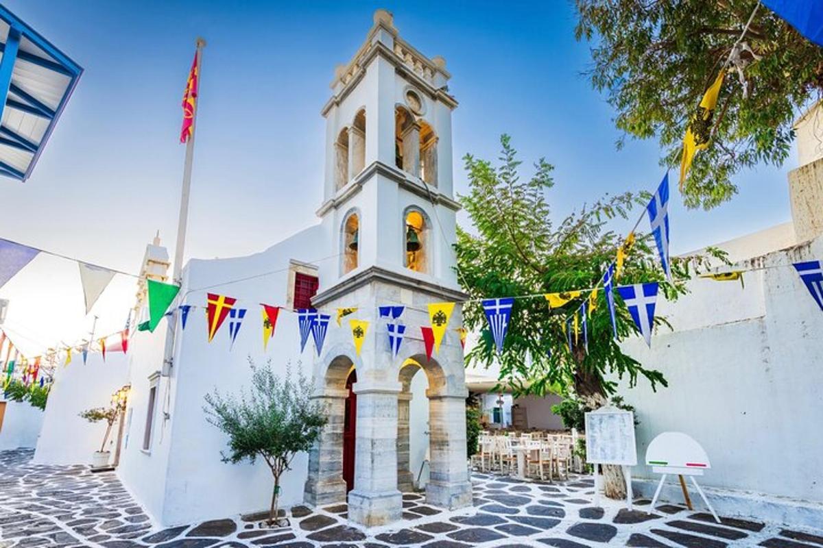 sebuah gereja dengan bendera di hadapan bangunan