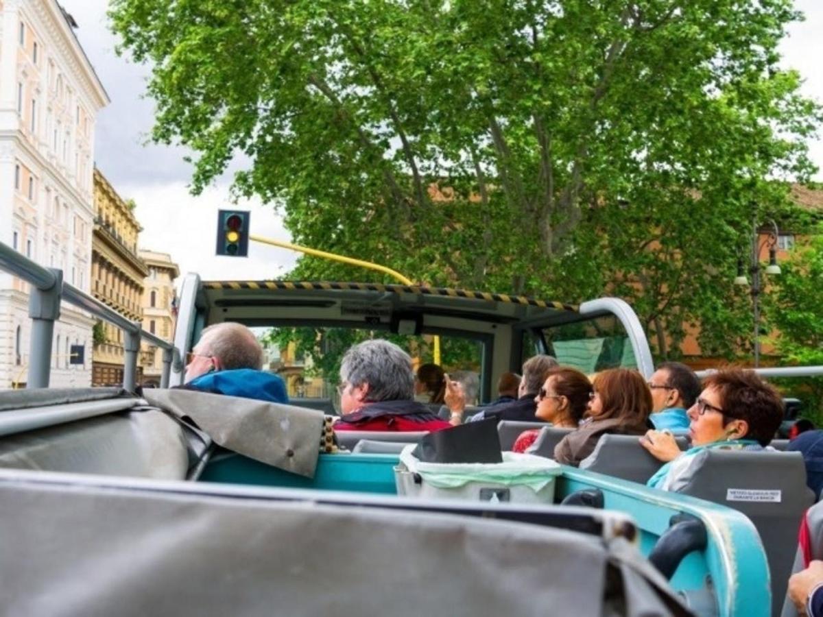 grupa ludzi jadąca autobusem