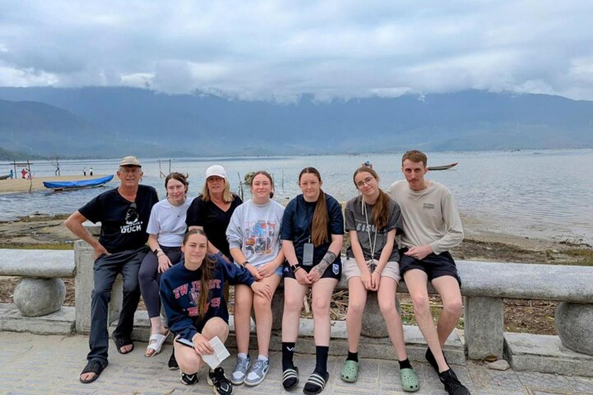 um grupo de pessoas posando para uma foto na praia