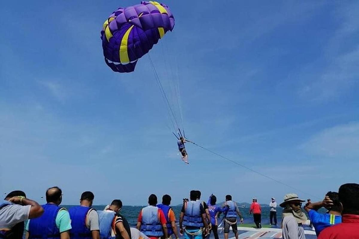 una persona volando una cometa en la playa