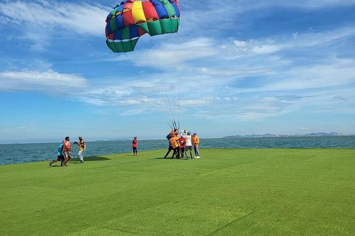 Un grupo de personas de pie en un campo volando una cometa