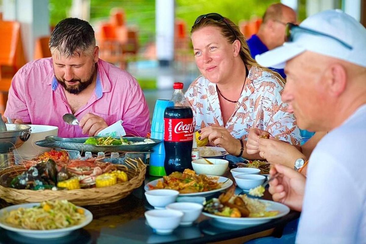 Un grupo de personas sentadas en una mesa comiendo comida
