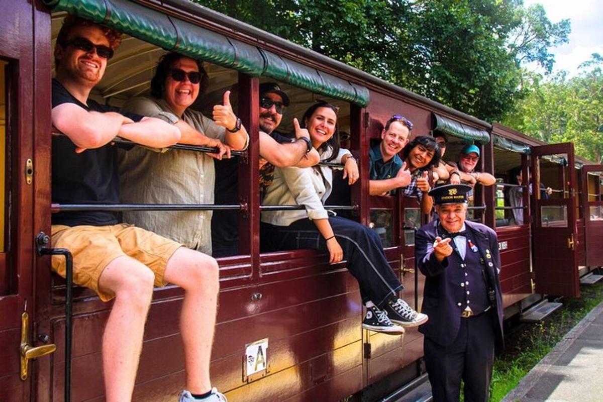 un gruppo di persone sedute su un treno