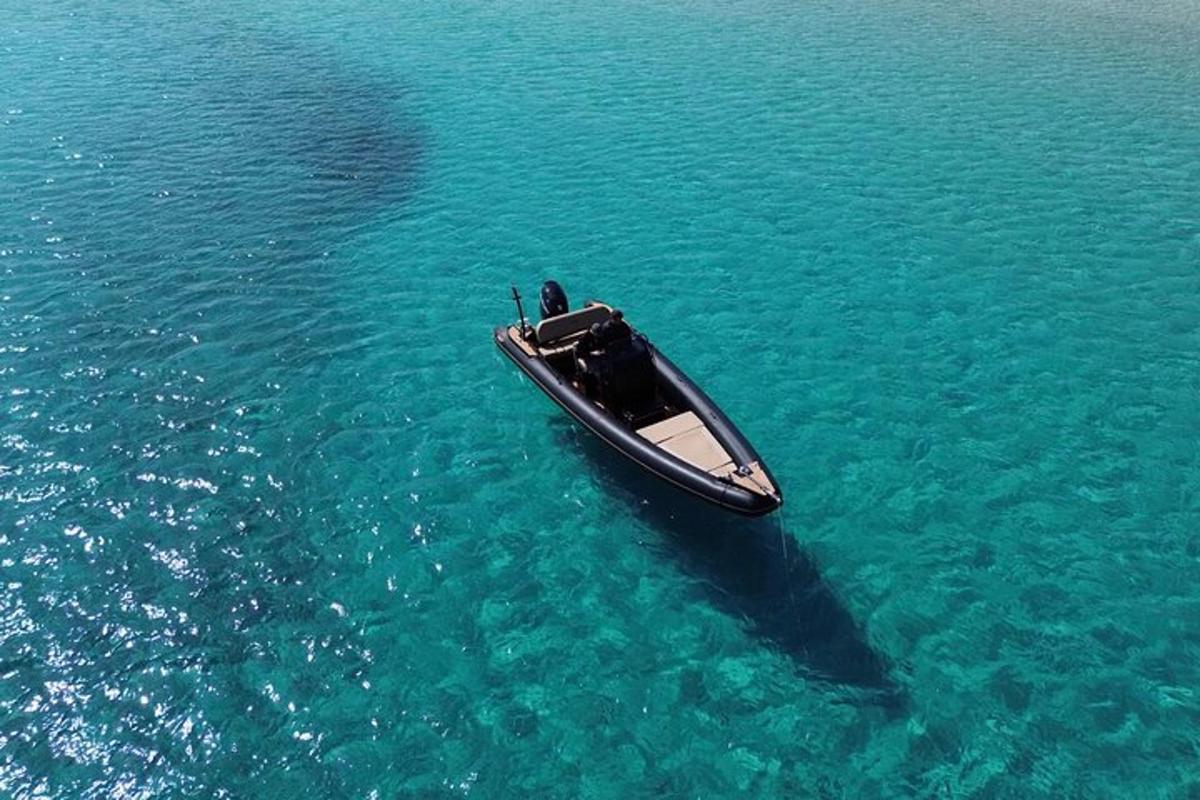 um barco no meio da água