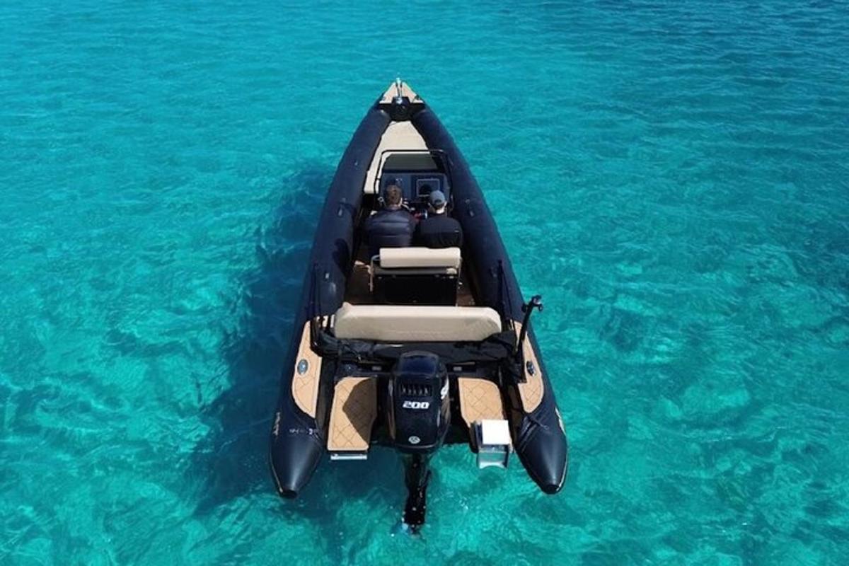 duas pessoas em um barco na água