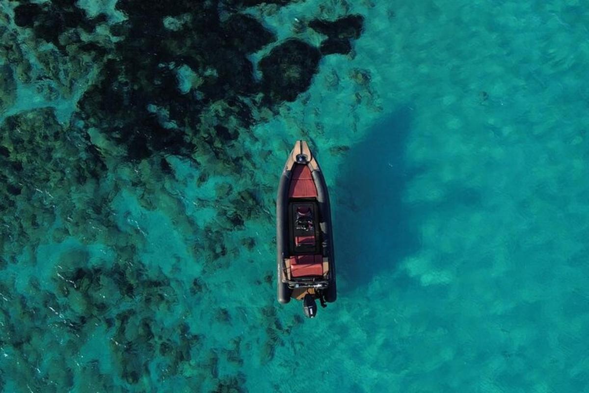 uma vista aérea de um barco na água