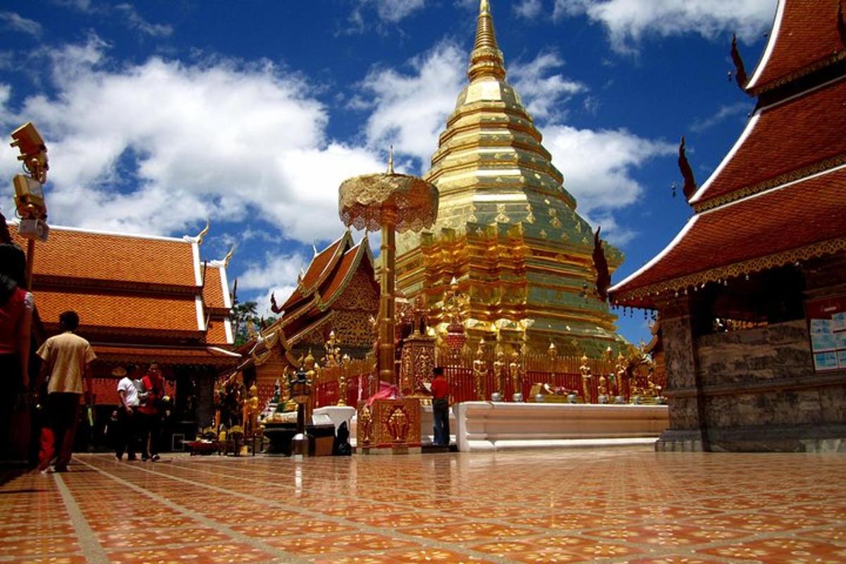 sebuah kuil dengan pagoda besar di latar belakang