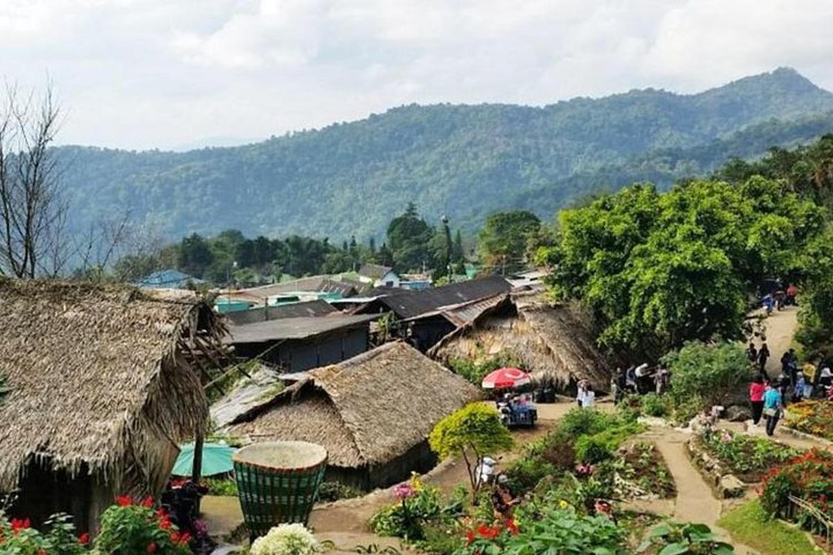 sekumpulan orang berjalan di sekitar kampung dengan bangunan
