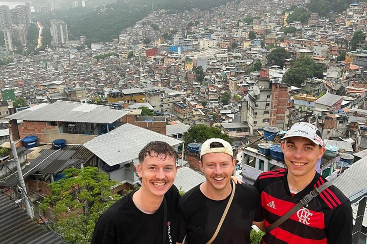 Un grupo de tres hombres de pie en la cima de una ciudad.