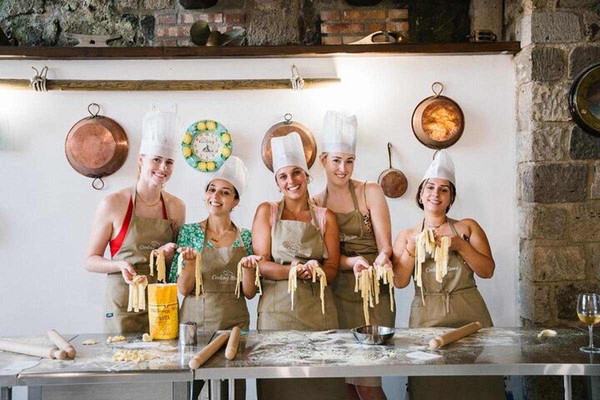 un groupe de chefs posant dans une cuisine