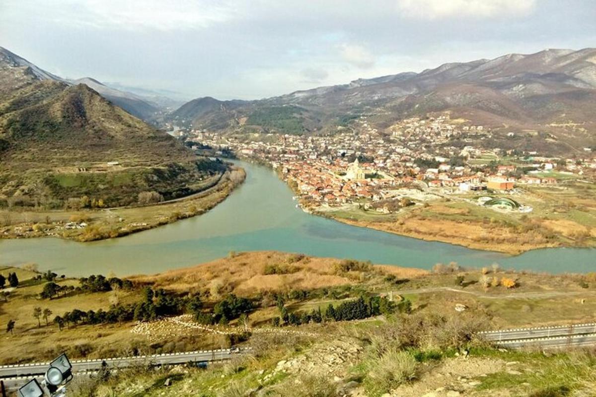 Una vista de un río con un pueblo y una ciudad.