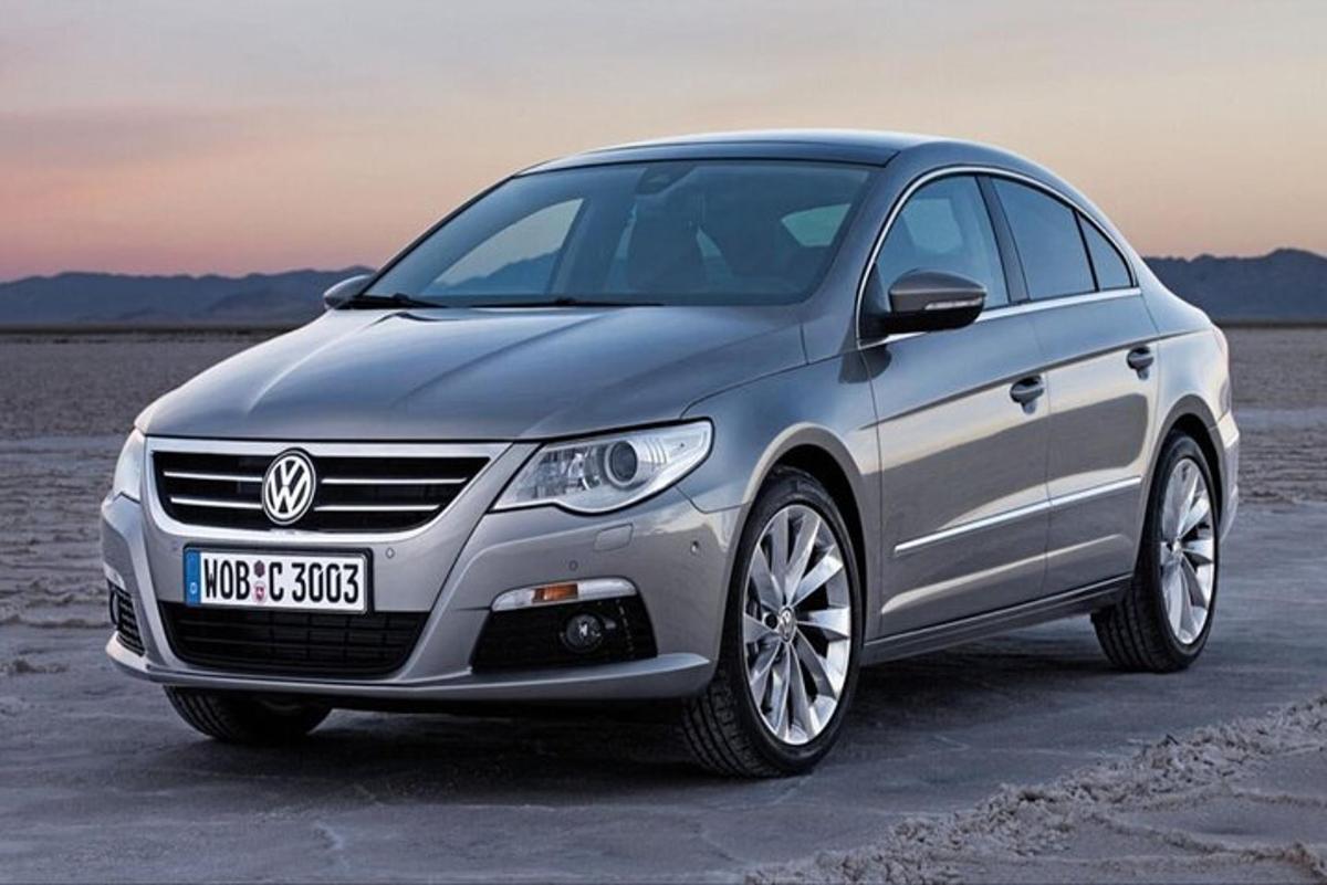 un'auto argentata è parcheggiata sulla spiaggia