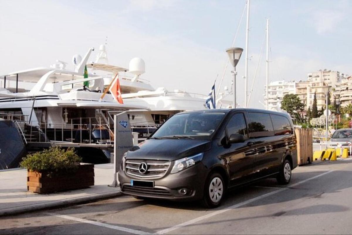 un furgone parcheggiato in un parcheggio accanto a una barca