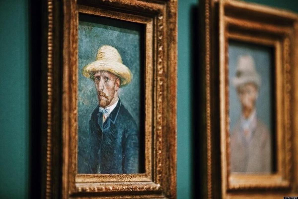 glezna, kurā uz sienas attēlots vīrietis cepurē
