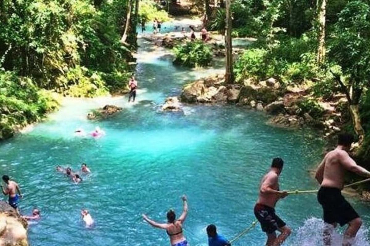 sekumpulan orang berenang di sungai
