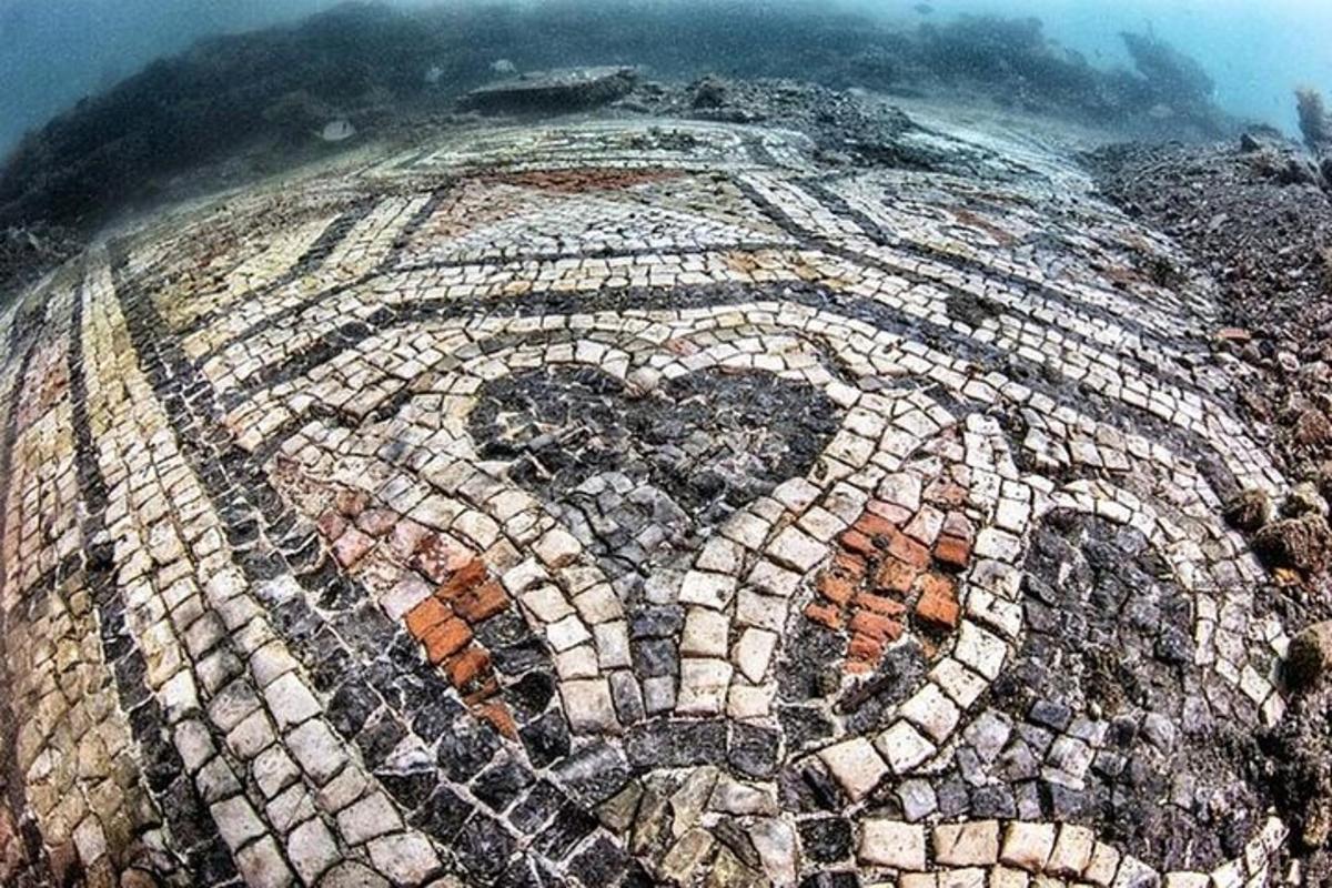 un pavimento a mosaico con un cuore a terra