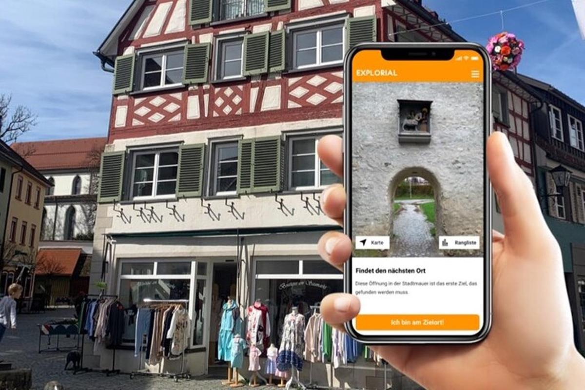seseorang yang mengangkat telepon seluler di depan gedung