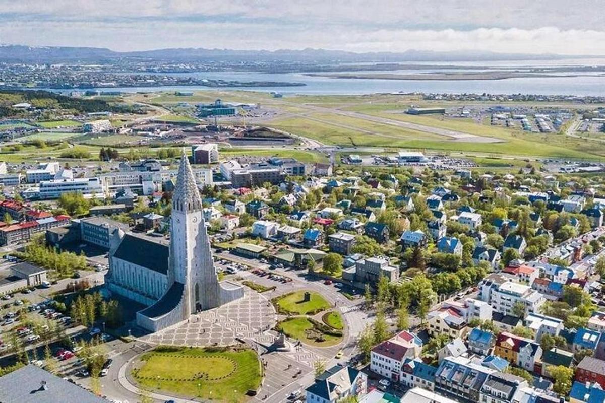 Una vista aérea de una ciudad con una torre alta.