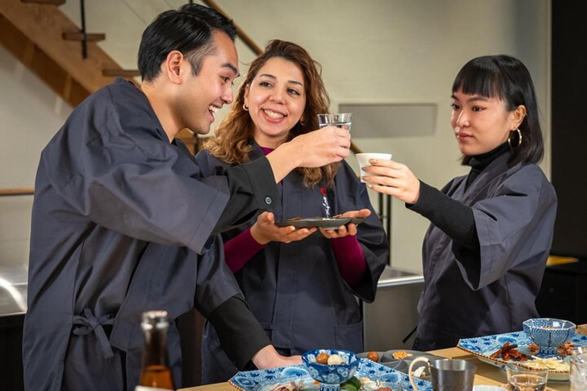 Un grupo de tres personas de pie alrededor de una mesa con comida.