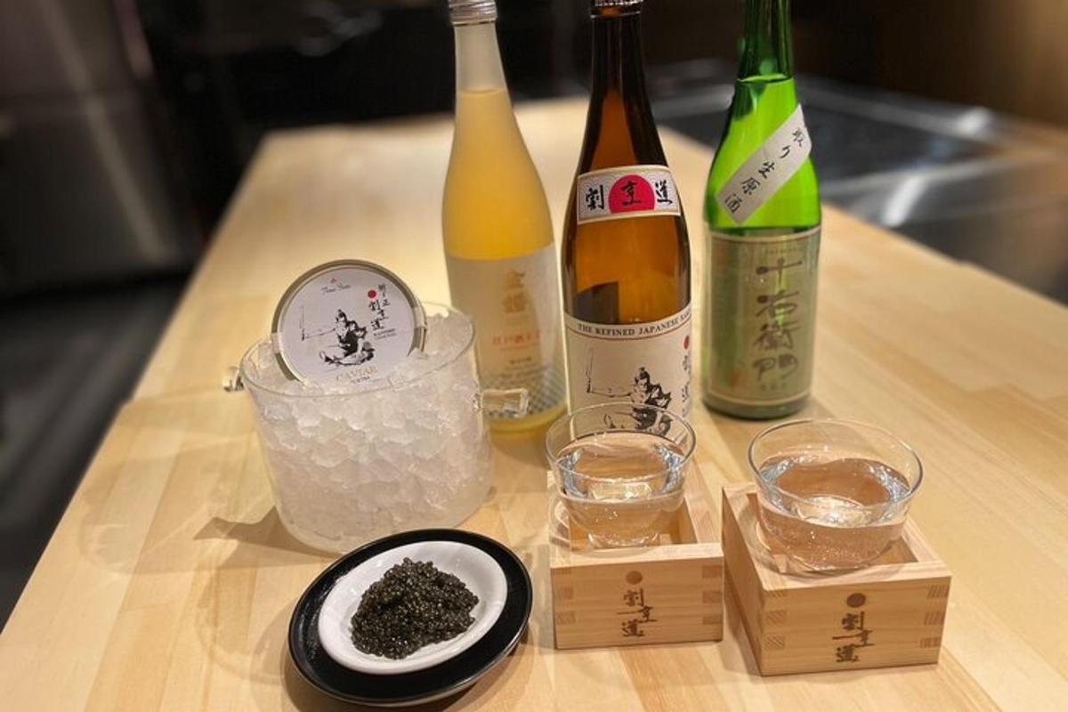 Una mesa con botellas de vino y un cuenco de especias.