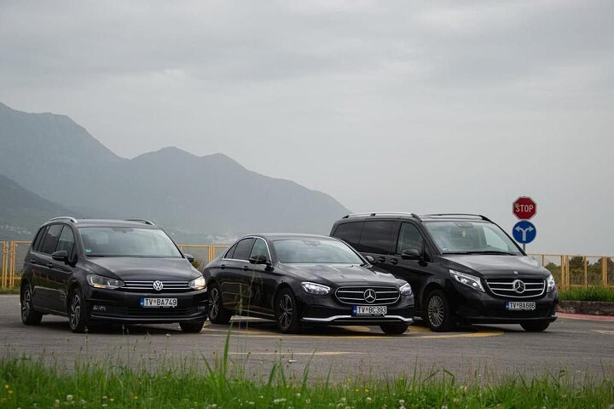 en gruppe på tre biler parkert på en parkeringsplass