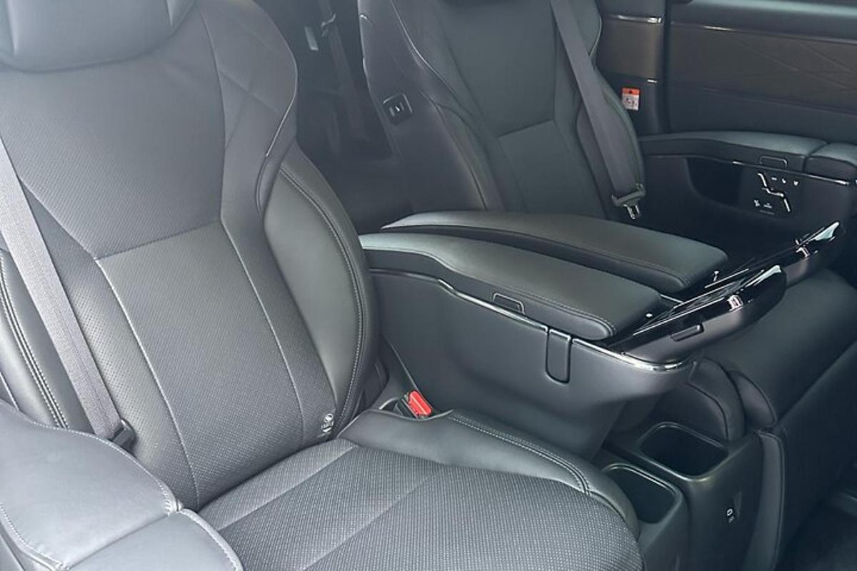 um assento na parte de trás de um carro