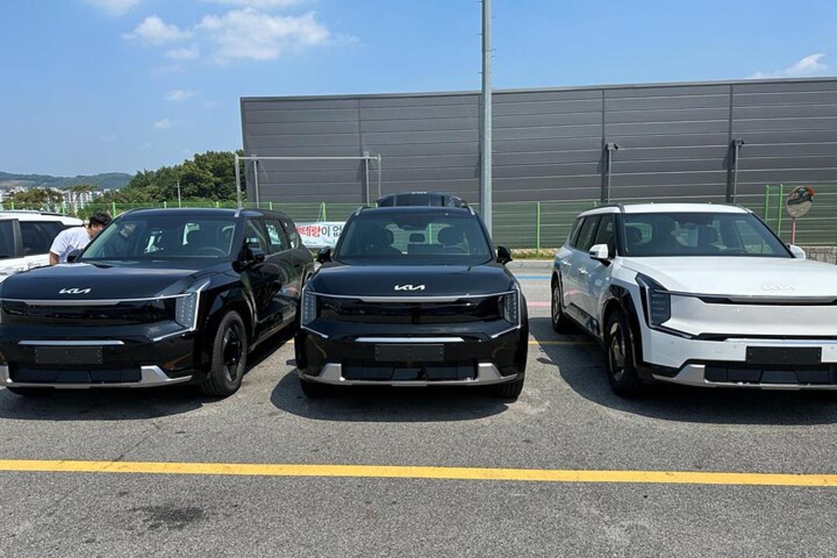 dois carros estacionados um ao lado do outro em um estacionamento