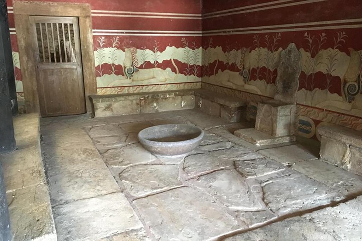 baðherbergi með skál í horninu á herberginu