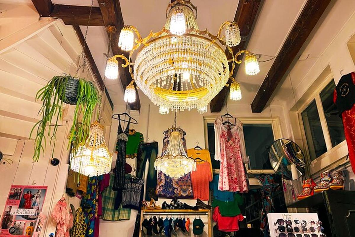 un magazin cu un candelabru și multe rochii expuse