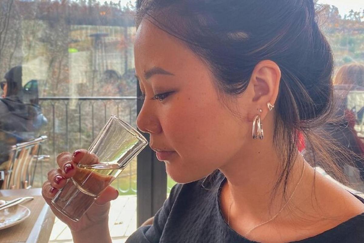 女性が手にグラスを持っている