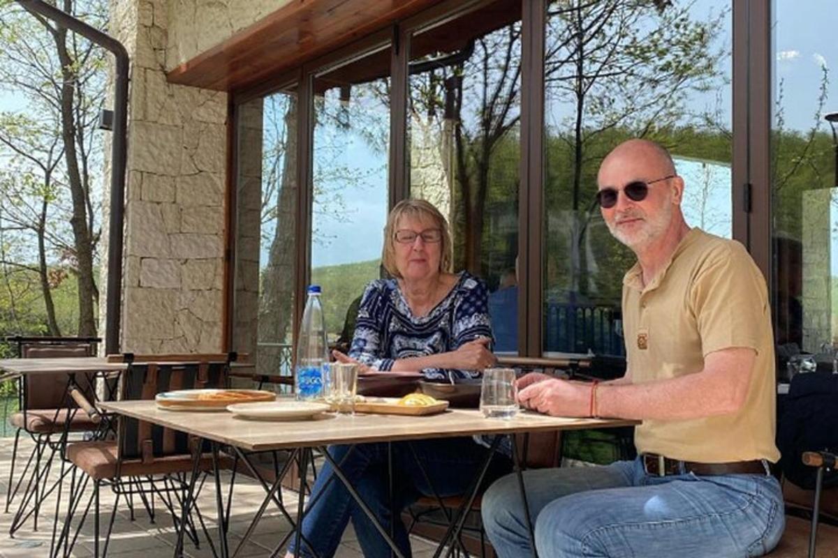 un uomo e una donna seduti a un tavolo