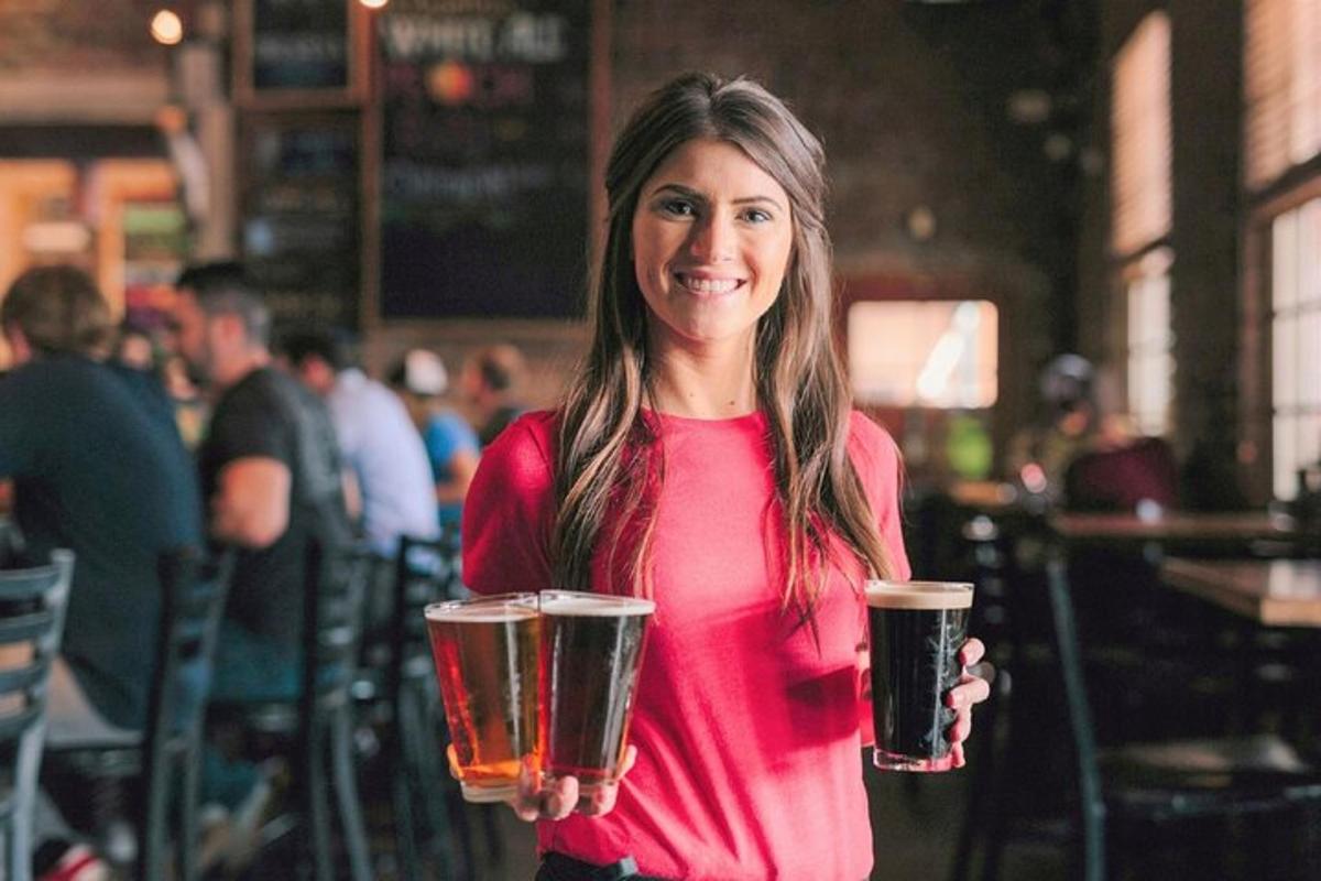 una dona sosté dos gots de cervesa
