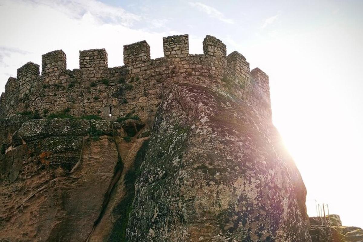 um castelo na encosta de uma montanha