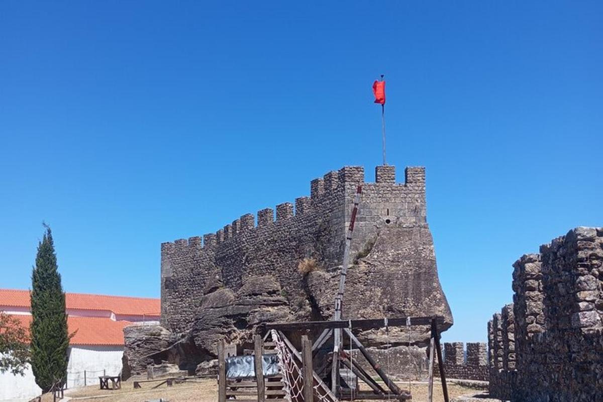 um castelo com uma bandeira no topo