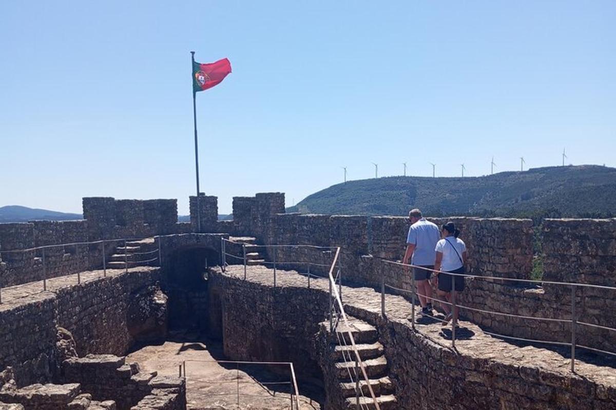 duas pessoas em pé no topo de um castelo