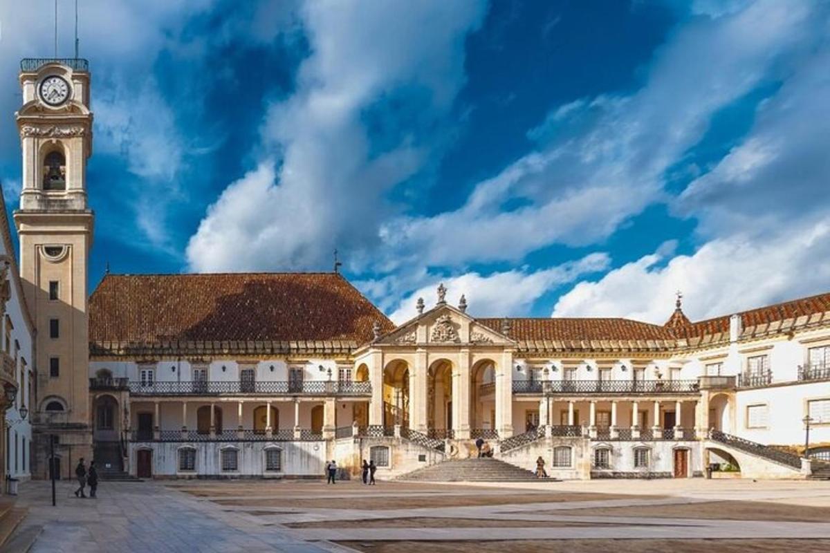 un gran edifici amb una torre del rellotge i un edifici