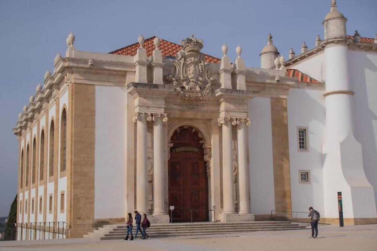 un edifici amb gent dempeus davant seu